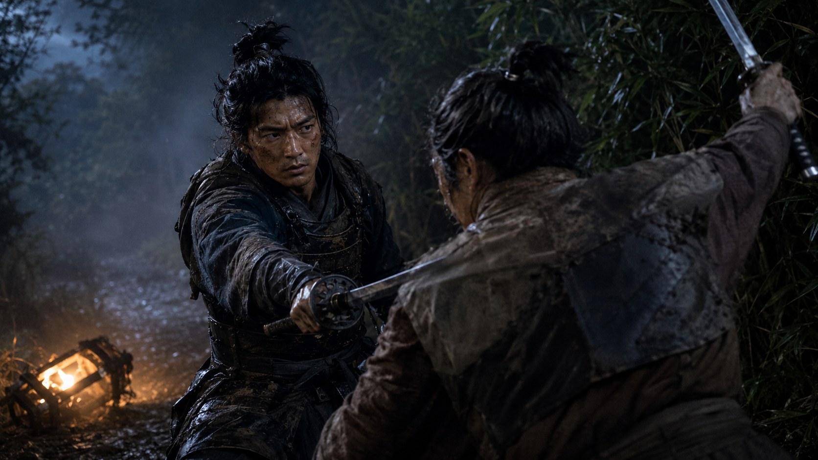 霧深い森の中で刀を構えて対峙する二人の侍